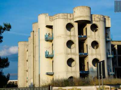 Un�alta costruzione abbandonata che si affaccia su via Fanelli: si tratta della casa di cura Santa Lucia, struttura mai realizzata diventata teatro di scorribande di �avventurosi� ragazzi 